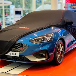 Zaščitna folija premium črna z rdečo črto, belim logotipom Ford in logotipom Ford Performance